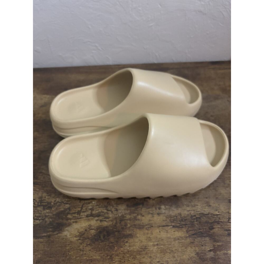 Men’s Size 4 Adidas Yeezy Desert Sand Slide